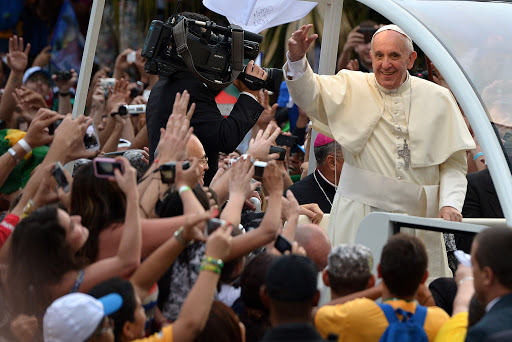 JMJ Rio2013: Papa Francisco no papamóvel saúda fiéis &#8211; it