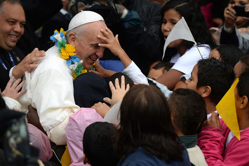 Papa Francisco cercado por crianças na favela de Manguinhos (25 de julho de 2013) &#8211; it