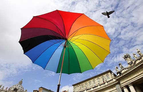 ombrello arcobaleno a piazza san pietro