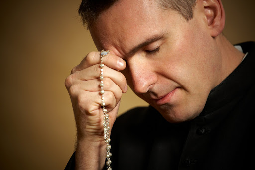 Sacerdote rezando el rosario &#8211; it