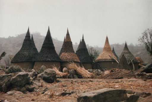﻿﻿Photo des cases du petit village de Djinglia, au nord ouest du Cameroun (Afrique de l’Ouest). &#8211; it