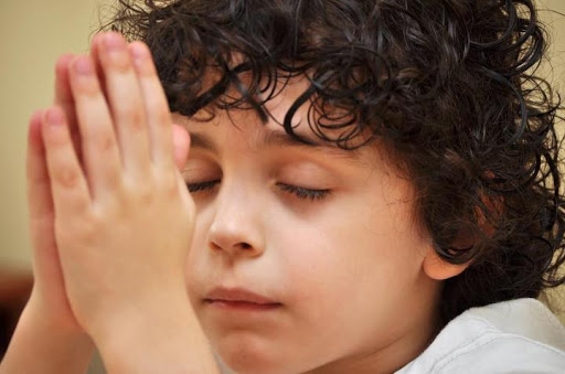 A child praying 2