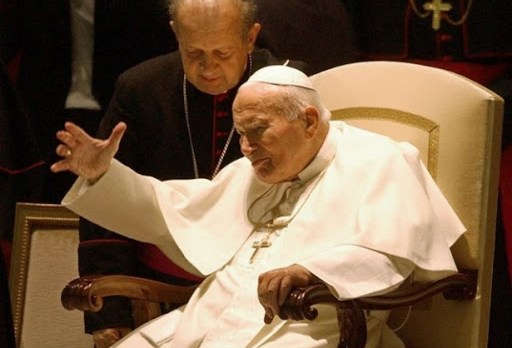 Giovanni Paolo II salutando &#8211; it