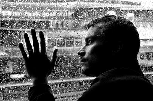 hombre mirando la lluvia &#8211; it