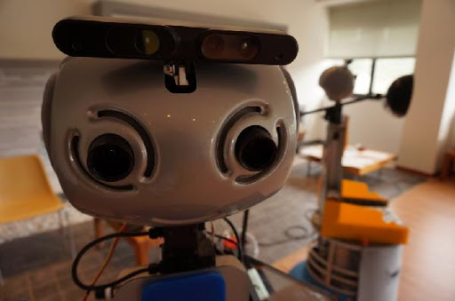 Arriva il robot che aiuta gli anziani: sarà davvero un bene?