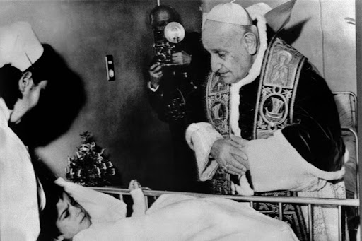 Pope John XXIII visits a Hospital for Children &#8211; it