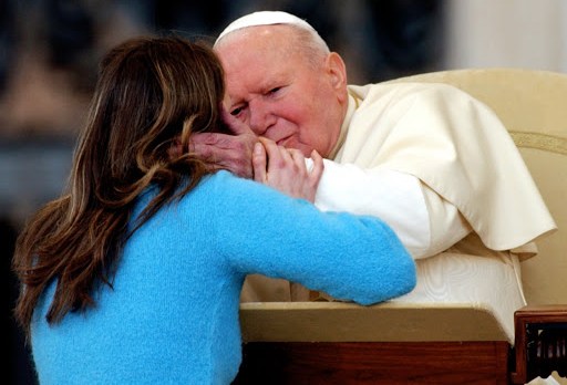 Paula Olearnik of Poland embraces Pope John Paul II &#8211; CPP