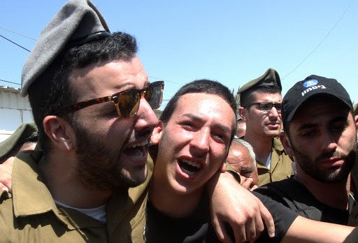 ISRAEL, NETIVOT : Israeli soldiers and friends mourn during the funeral of Israeli soldier &#8211; it