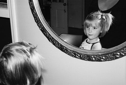Looking herself in the mirror (2) &#8211; it