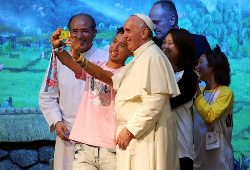 Pope takes selfie in Korea &#8211; it