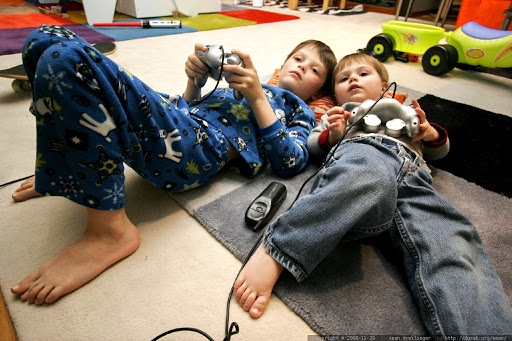 Kids playing video game &#8211; it