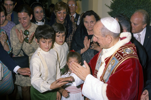 Pope Paul VI with the young people