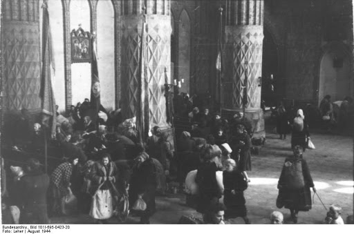 Civiles refugiados en una iglesia en Varsovia &#8211; it
