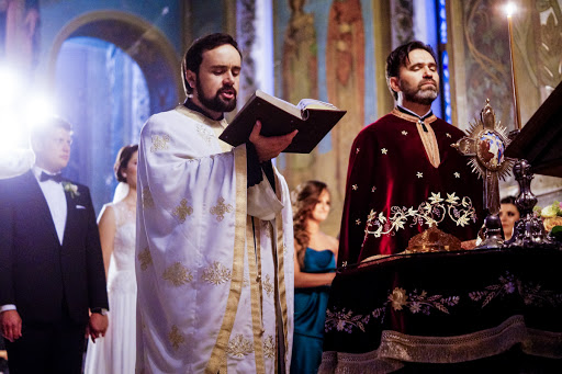 Orthodox priest prays at wedding &#8211; it