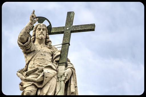 Christ Statue on top of St. Peter&#8217;s Basilica&#8217;s facade &#8211; Jesus &#8211; Cross &#8211; Vatican &#8211; Antoine Mekary &#8211; it