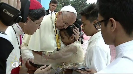 papa francisco con niños huérfanos en filipinas 2 &#8211; it