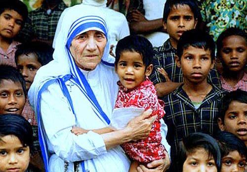 Madre Teresa de Calcuta con un grupo de niños &#8211; it