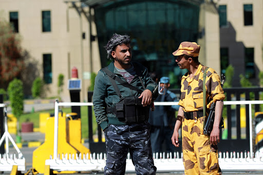 YEMEN : Yemeni security guards stand outside a hotel in Sanaa &#8211; it