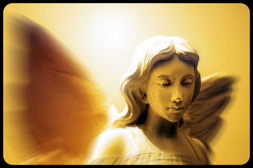 Angel with wings in front of heavenly light © Lane V. Erickson / Shutterstock &#8211; it