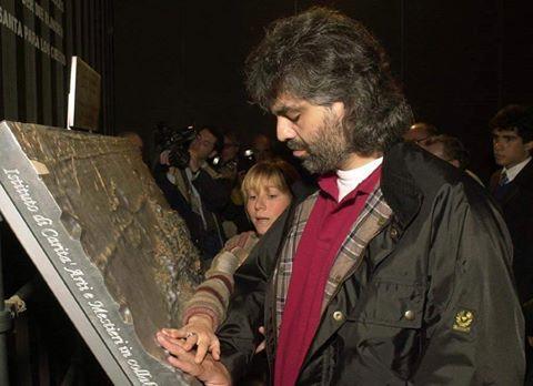 Más de 500 ciegos, entre ellos Andrea Bocelli, aprecieron al hombre de la Síndone en el 2000 gracias a la réplica tridimensinal del Sudario &#8211; it