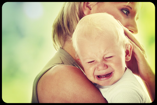 Mother holding her crying baby © Piotr Marcinski / Shutterstock &#8211; it