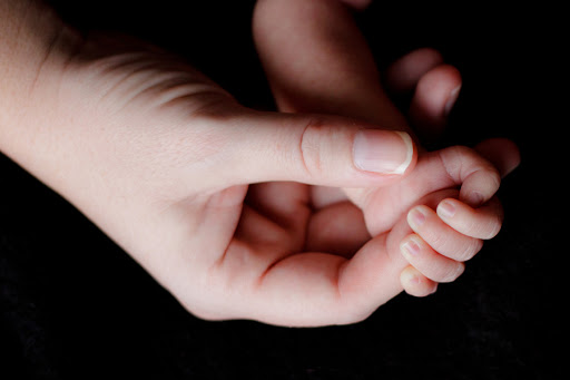 Mom&#8217;s hand and the hand of the baby