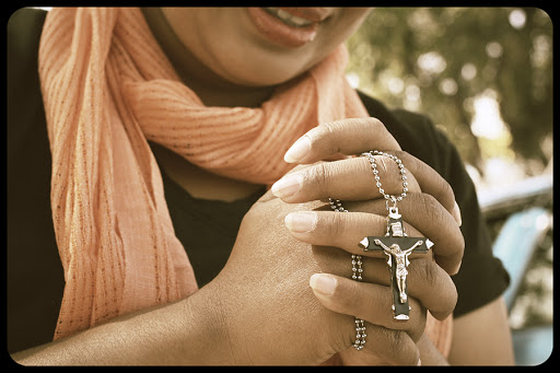 Woman hands praying with cross © successo images / Shutterstock &#8211; it