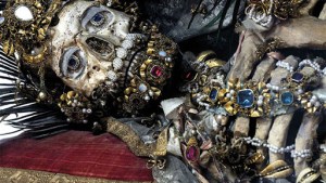 12 squelettes de saints sortis des catacombes de Rome – it