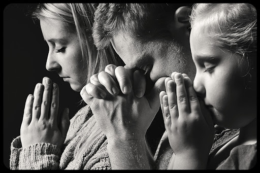 Praying family © Itsmejust / Shutterstock &#8211; it