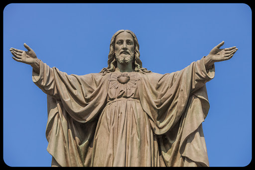 Outdoor Statue of Jesus with Open Arms © Benoit Daoust / Shutterstock &#8211; it