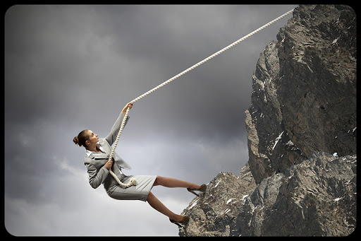 Businesswoman climbing steep mountain hanging on rope © Ergey Nivens / Shutterstock &#8211; it