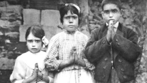 Bambini di Fatima con il rosario