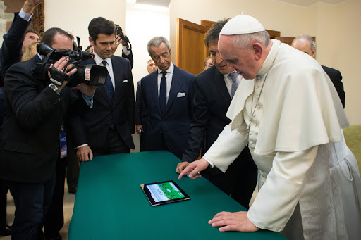 Pope Francis uses a tablet to launch a tweet &#8211; CPP