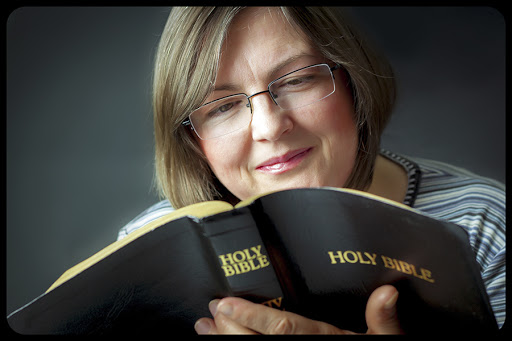 Adult Woman Reading a Bible © Hriana / Shutterstock - it