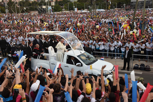 Papa Francisco saluda en el papa móvil. Paraguay &#8211; it