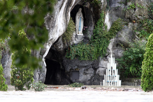 The river floods the cave of Lourdes &#8211; it