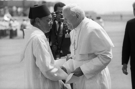 Giovanni Paolo II abbraccia re Hassan II Marocco