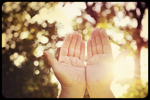 Praying hands © Suzanne Tucker / Shutterstock &#8211; it