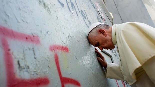 Pope Francis &#8211; touches the wall &#8211; Holy Land
