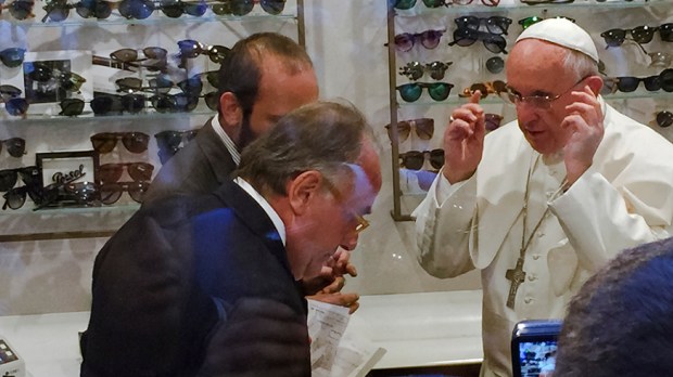 Papa Francesco ottico occhiali