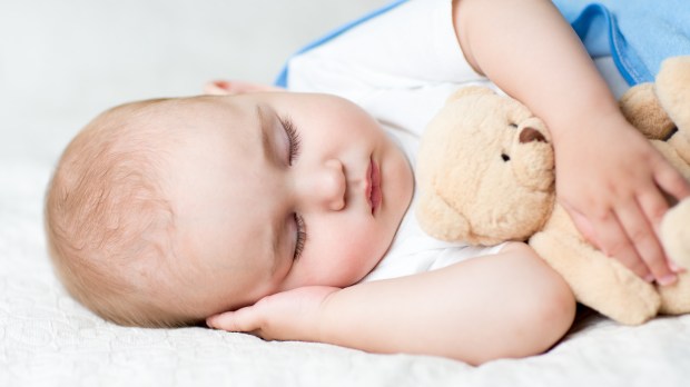 Carefree sleep baby with soft toy on bed © Oksana Kuzmina / shutterstock_311986988