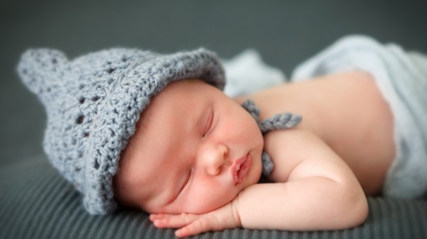 sleeping newborn baby on a blanket © Ramona Heim shutterstock_322899935