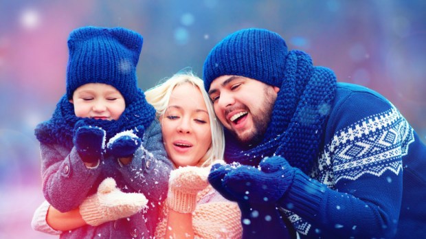 web-family-winter-joy-snow-shutterstock_350789495-olesia-bilkei-ai
