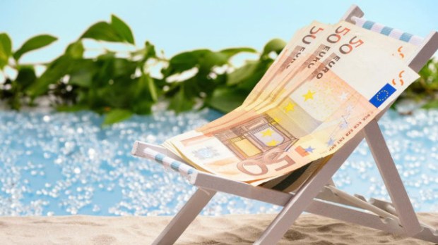 web-sun-money-euro-sunbath-tax-haven-shutterstock_279534509-manuel-findeis-ai
