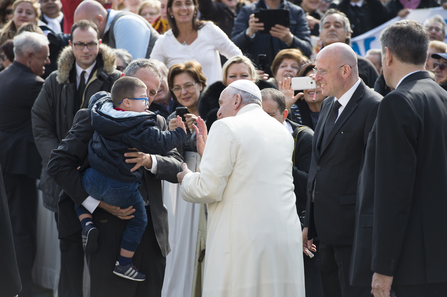 Il Papa saluta il bambino affetto da Sindrome di Down