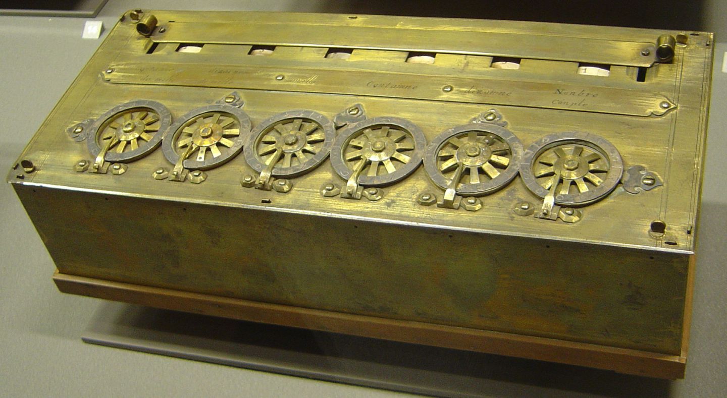 La Pascalina, una calcolatrice meccanica creata da Pascal, a base di ruote e ingranaggi. Inizialmente Pascal la chiamò macchina aritmetica.