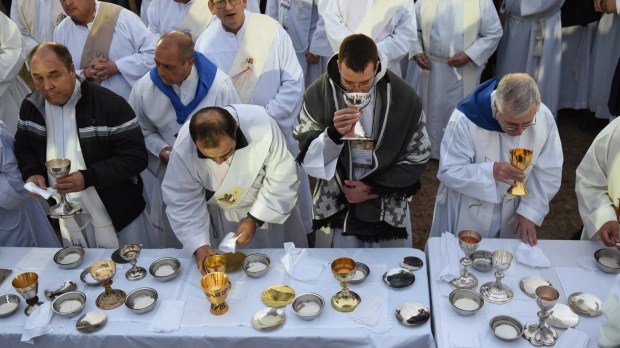 web-priests-communion-national_eucharistic_congress-argentina-tucuman-dsc_8953-marko_vombergar_-_aleteia-org