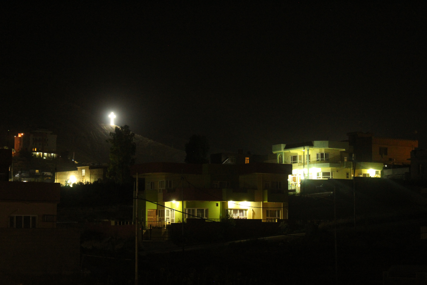 Tutte le notti illuminano grandi croci sui rilievi che circondano le loro case. © Sylvain Dorient 