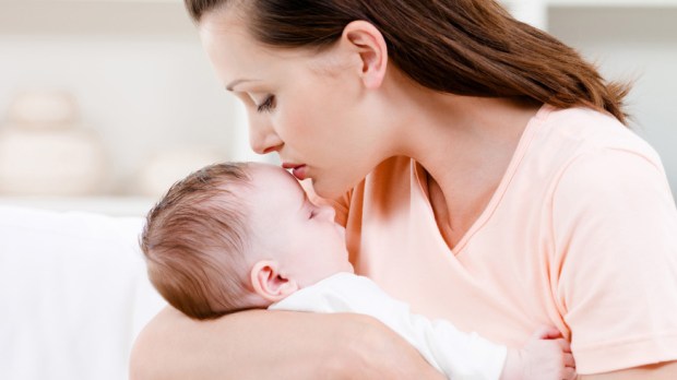 web-baby-mother-kiss-shutterstock_53886982-valua-vitaly-ai