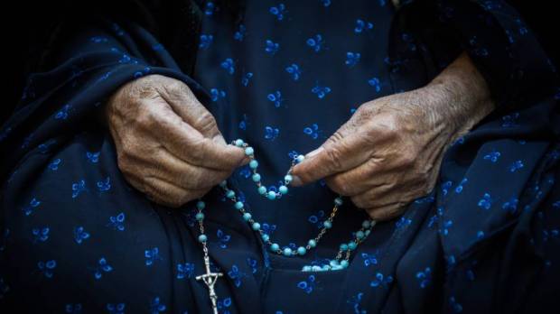 old-woman-praying-the-rosary